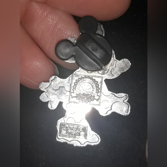 Disney Trading Pin 2010 Minnie Mouse Black & White Polka Dot Dress - Picture 4 of 4